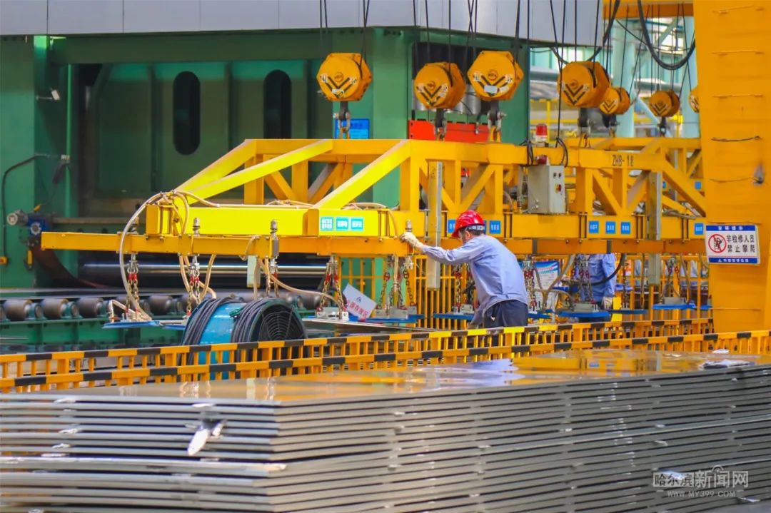 出炉精炼打渣双节首日岗位有我铝加工基地生产不停歇