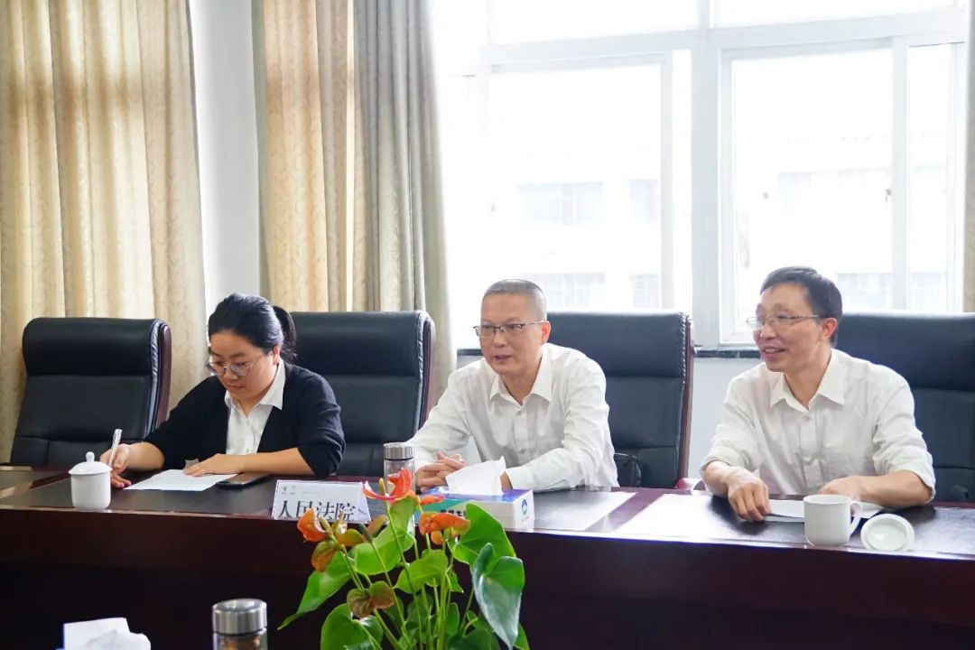 黄晓东局长和张国平副院长签订了《常山县不动产登记服务进法院合作