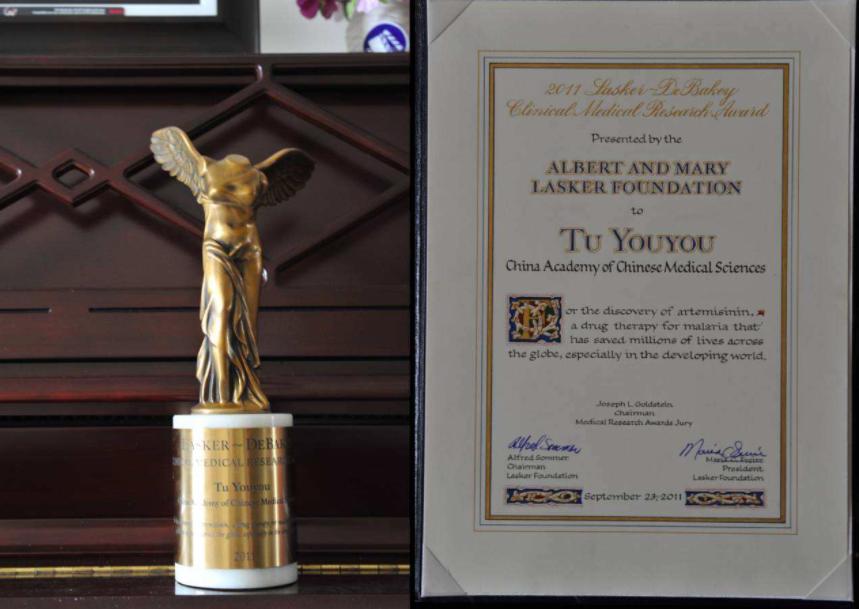 四年后,诺贝尔生理或医学奖授予屠教授以及另外两名科学家,以表彰他们