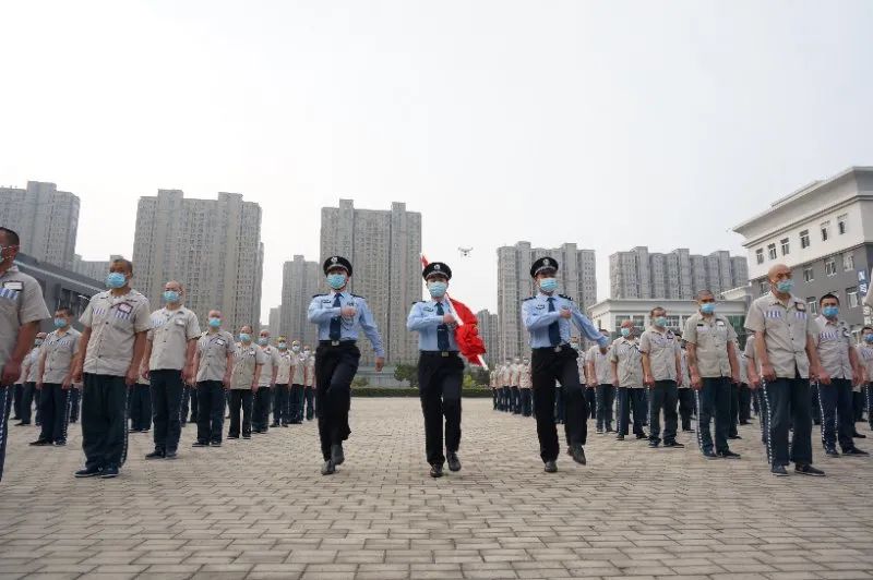 10月1日,魯西監獄獄內a組在獄內廣場隆重舉行升國旗儀式,慶祝中華人民