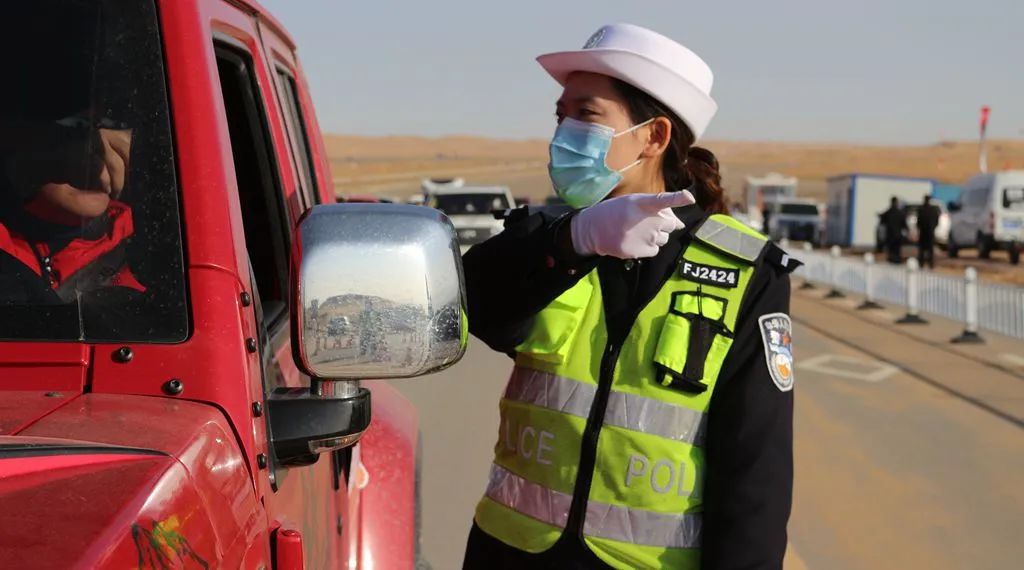 忠诚守护一线快讯90后执勤交警绽放青春警色