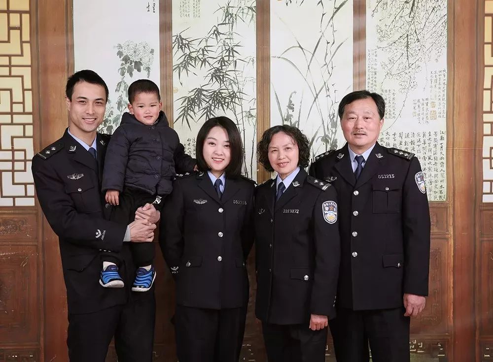 一家9口,三代8人都是警察,这样的家庭注定在节假日都是聚少离多.