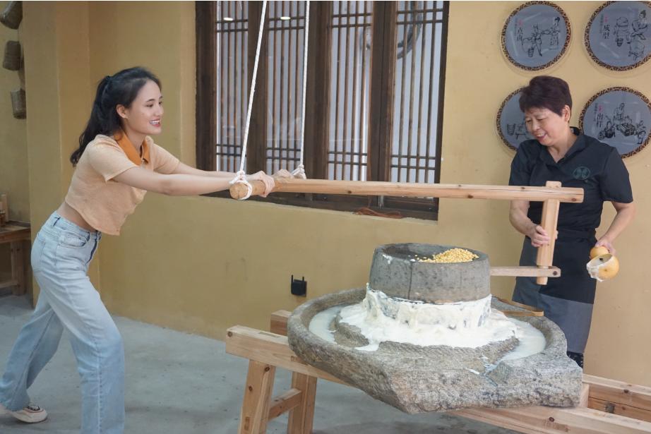 现场非遗民俗体验: 阿公石磨豆腐坊石磨豆子体验 豆浆/豆腐干品尝