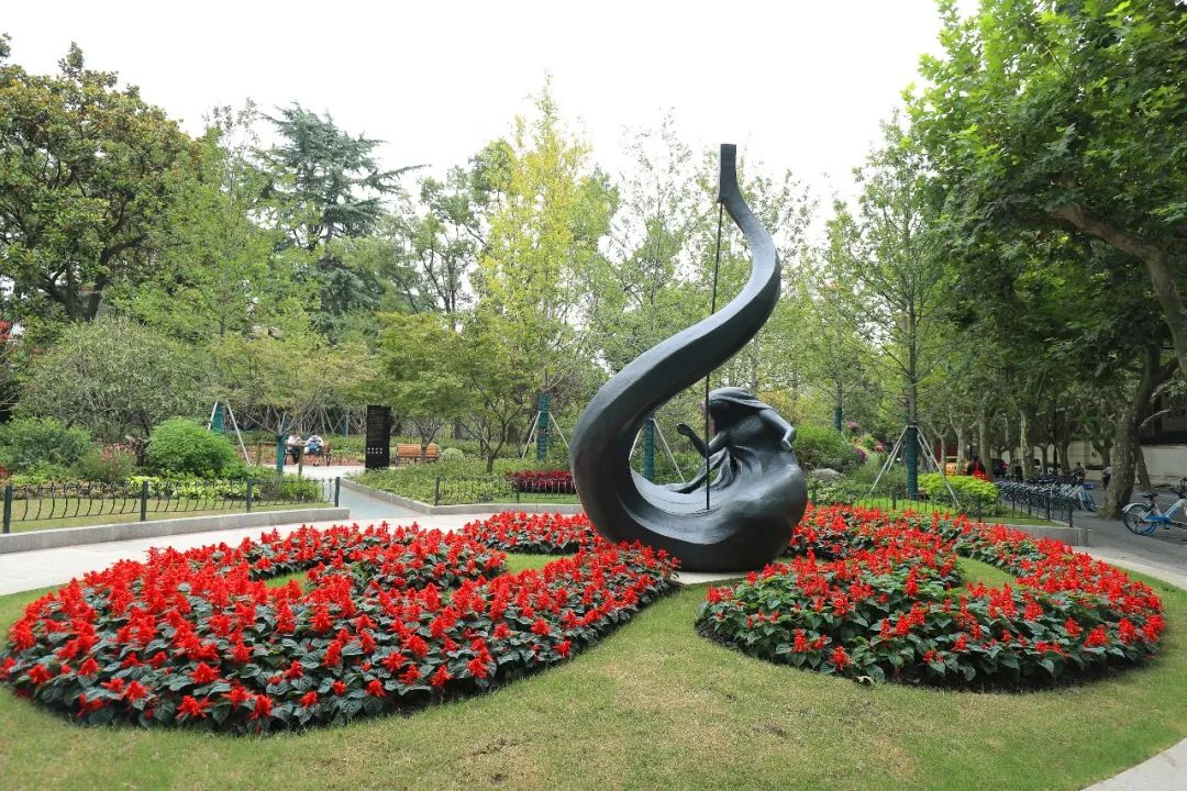 漕溪北路桂江路绿廊上海南站上海南站徐家汇大三角花坛花境采用大色块