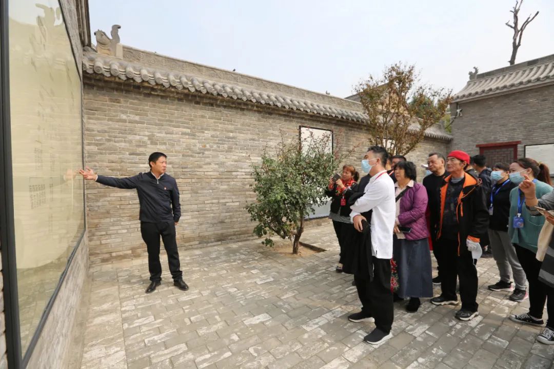 北京太极拳文化传承人之一的邓小霞说"多年前,我在祖祠拜师陈小旺.