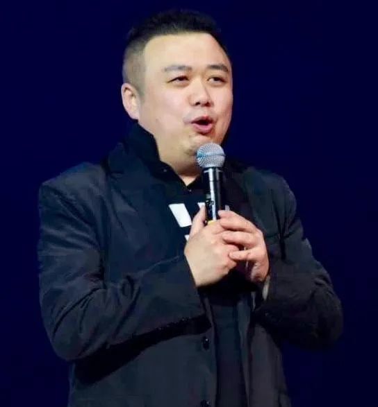 表演小品《大城小爱》;2018年登上央视元宵晚会,表演小品《大屯小事》