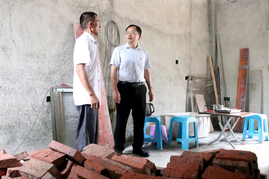 上次入户时罗云生看到张小敏的新房里楼梯没有扶手,存