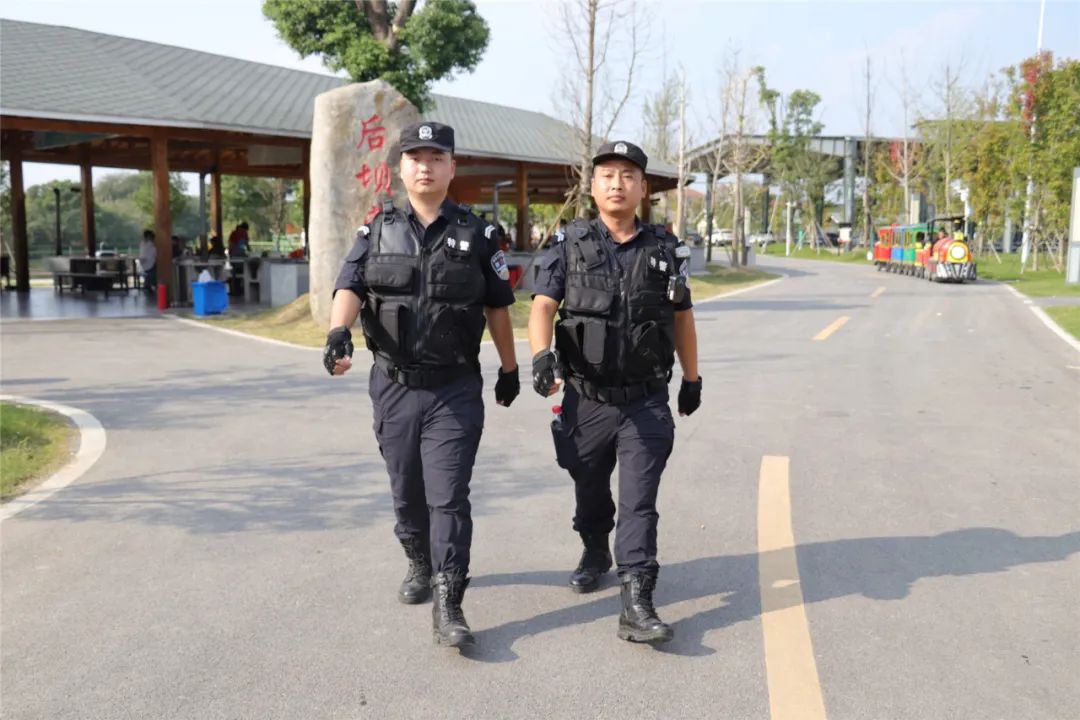 10月5日,雙林鎮後壩村後壩營地教官範明旺早早就穿戴整齊,在