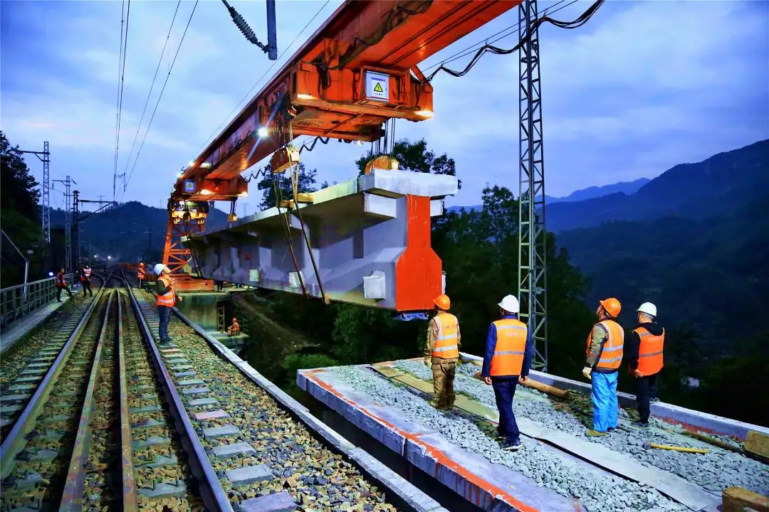 渝怀铁路二线黄草隧道顺利贯通