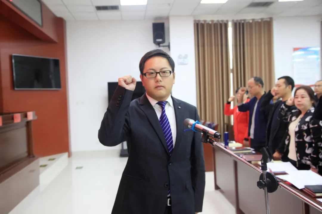 辉县市人民法院召开人民陪审员颁发任命证书暨宣誓大会