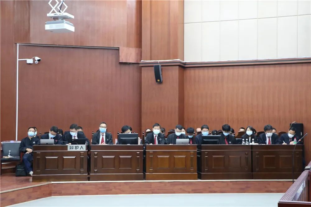 蒙自法院公开开庭审理段某云等27人涉黑案件