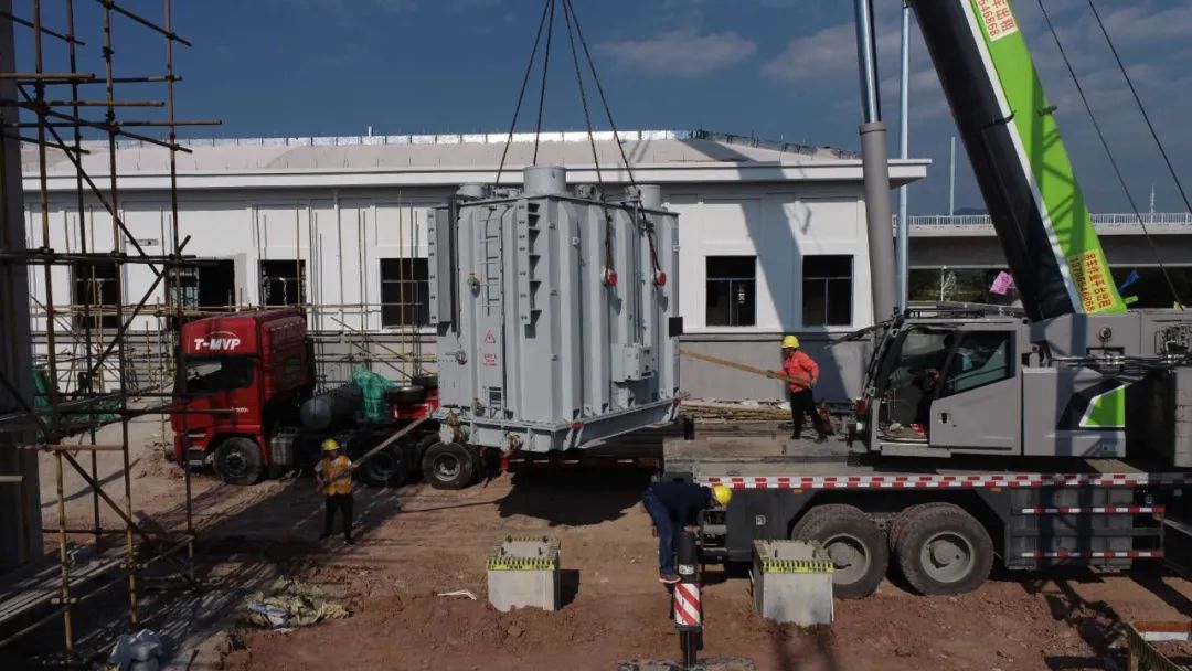 大心脏70吨杭绍台铁路首台主变压器安装就位