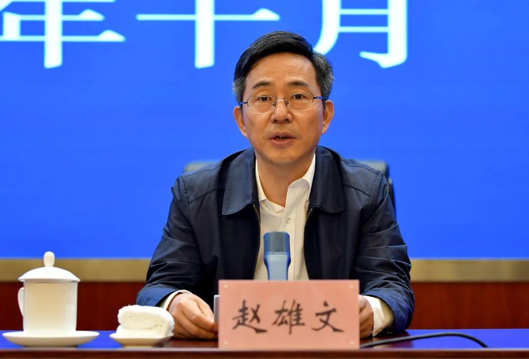 省委组织部副部长赵雄文主持开班仪式.