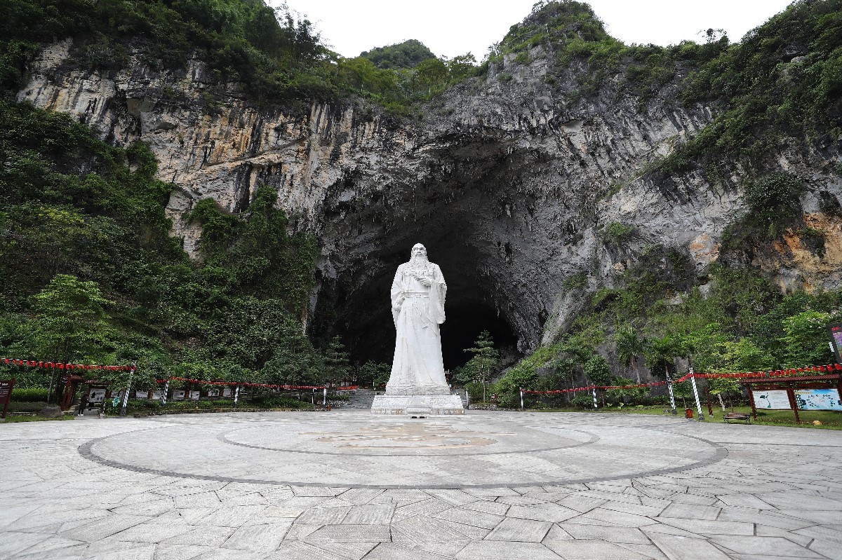 洞天福地景区广场上的"养生鼻祖"彭祖像&nbsp; 卢 旭 摄