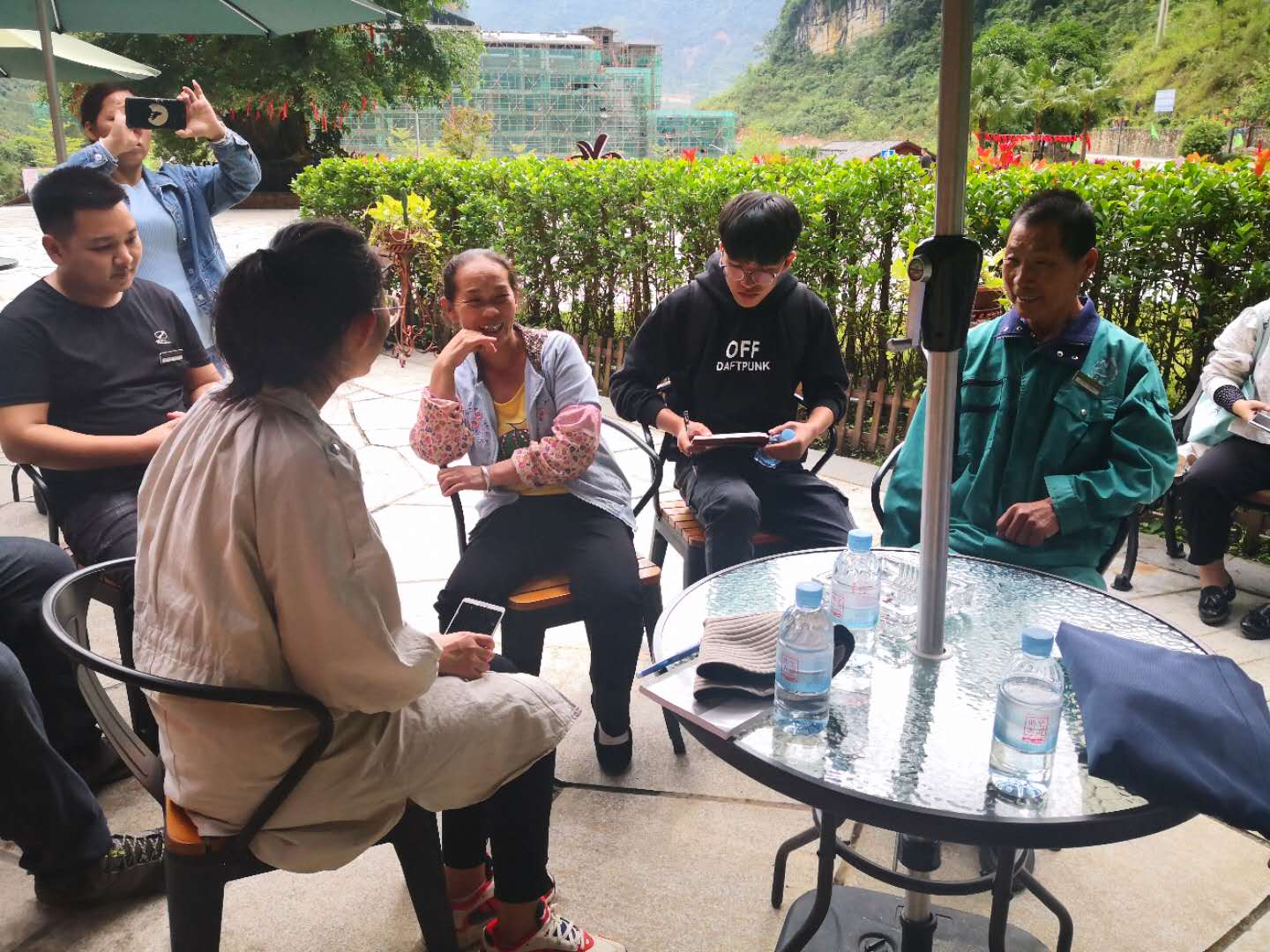 仁乡村村民陈启明(右一)和儿媳韦美金(右三)接受记者采访&nbsp; 陈 璐