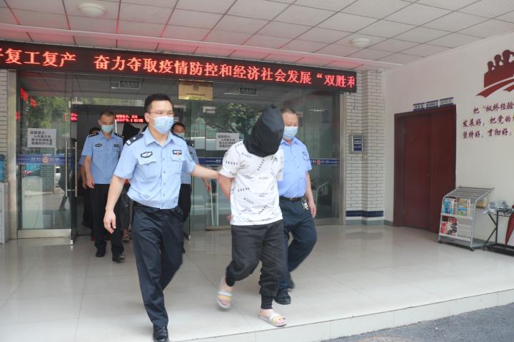 警方将犯罪嫌疑人押送至看守所.渝北警方供图,华龙网-新重庆客户端发