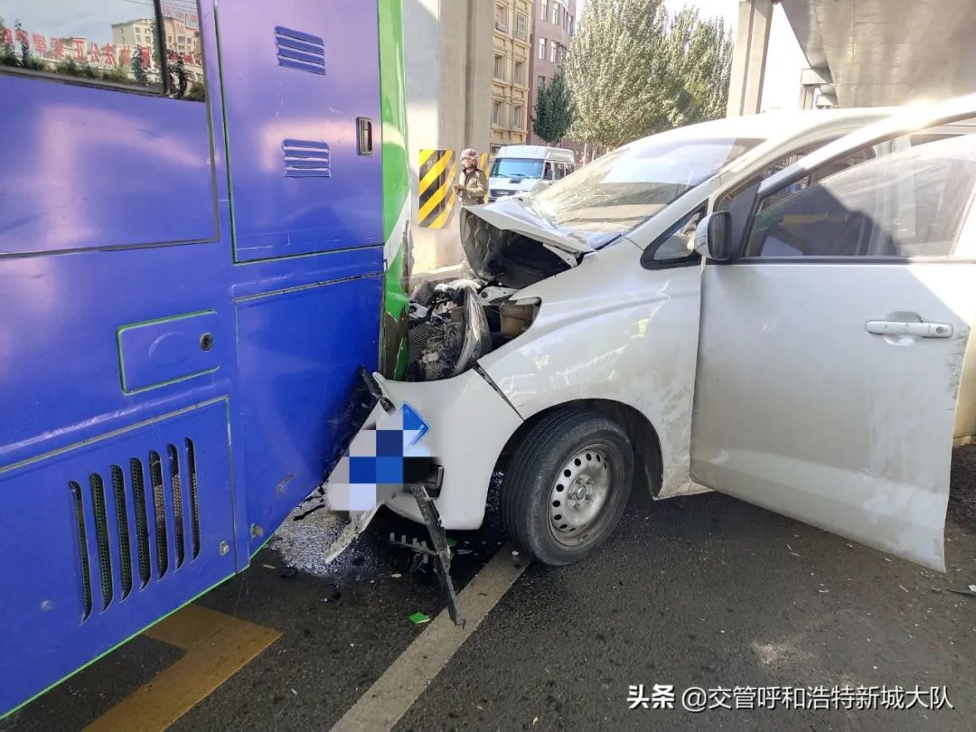 呼和浩特一公交车被私家车追尾2人受伤