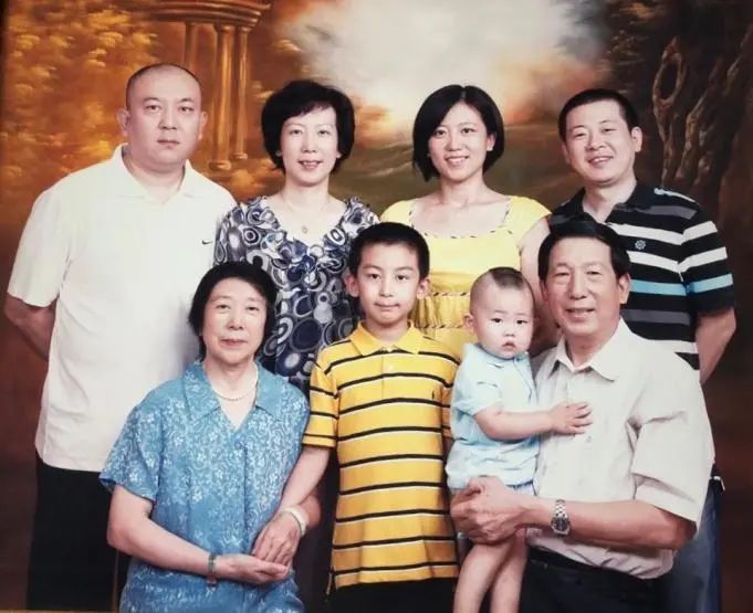 (徐圣文全家福)徐圣文家的家风家教秉承的是"严是爱,宽是害".