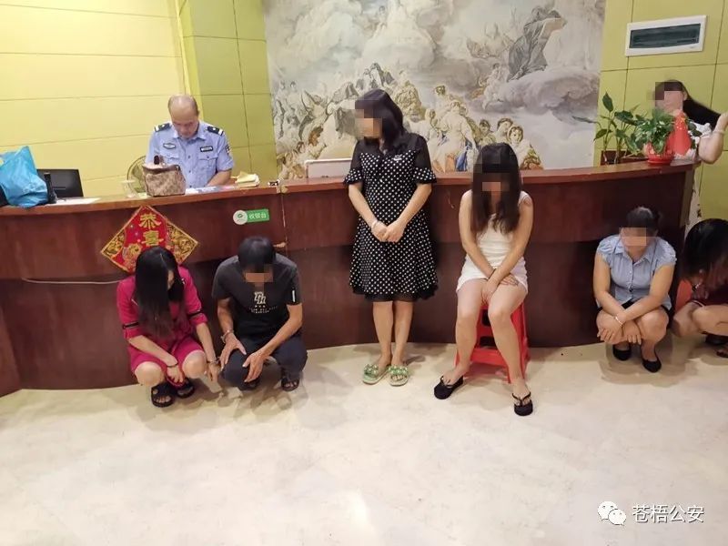 现场不堪入目广西两地警方捣淫窝数十名男女被带走