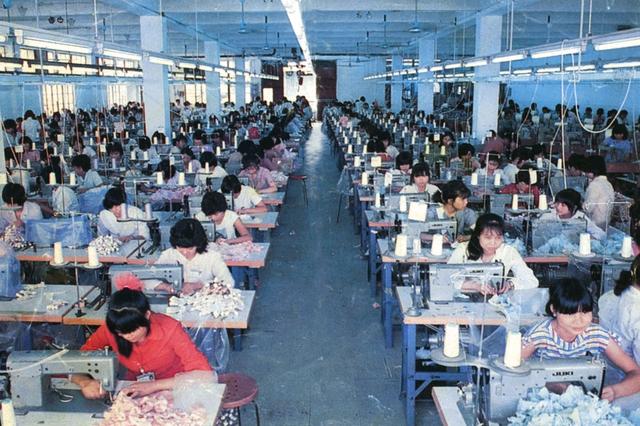 80年代,打工者在深圳蛇口工业区凯达玩具厂的流水线上工作(资料照片)