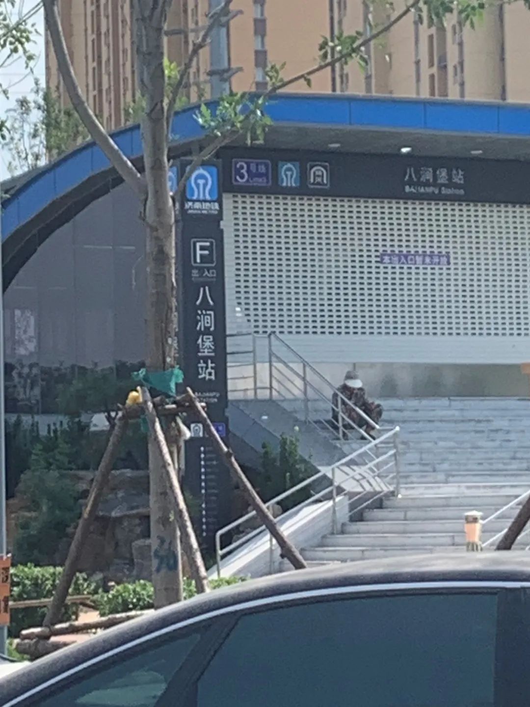 突然新增了一个标示"8号线安莉芳路站(宝能城)"的地铁站牌,与济南市区