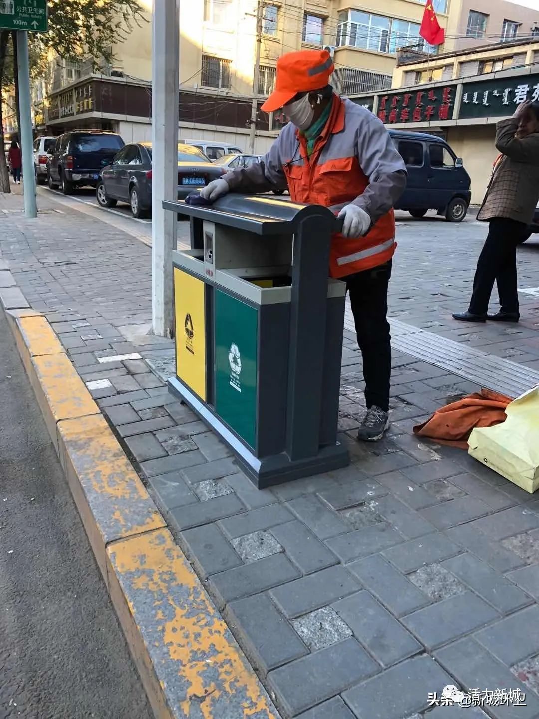 細化轄區果皮箱保潔 提升道路環境衛生質量