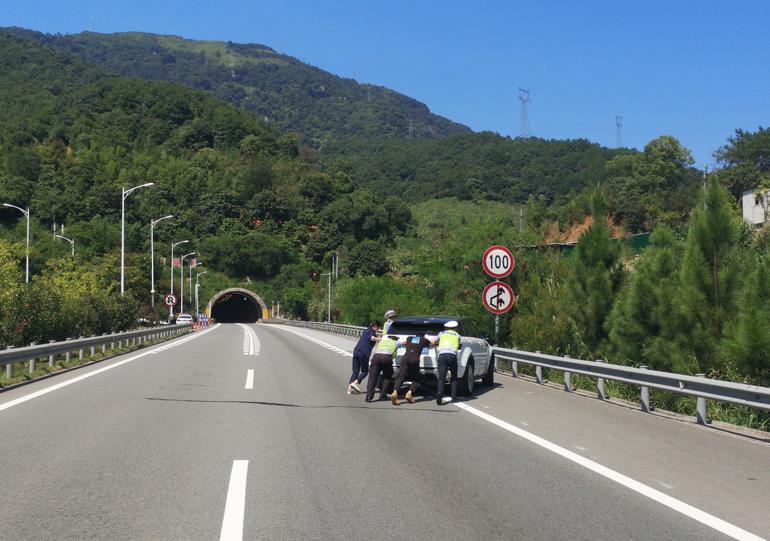 接到指挥中心派警电话称:渔平高速7公里处有位老人家坐在第一车道上