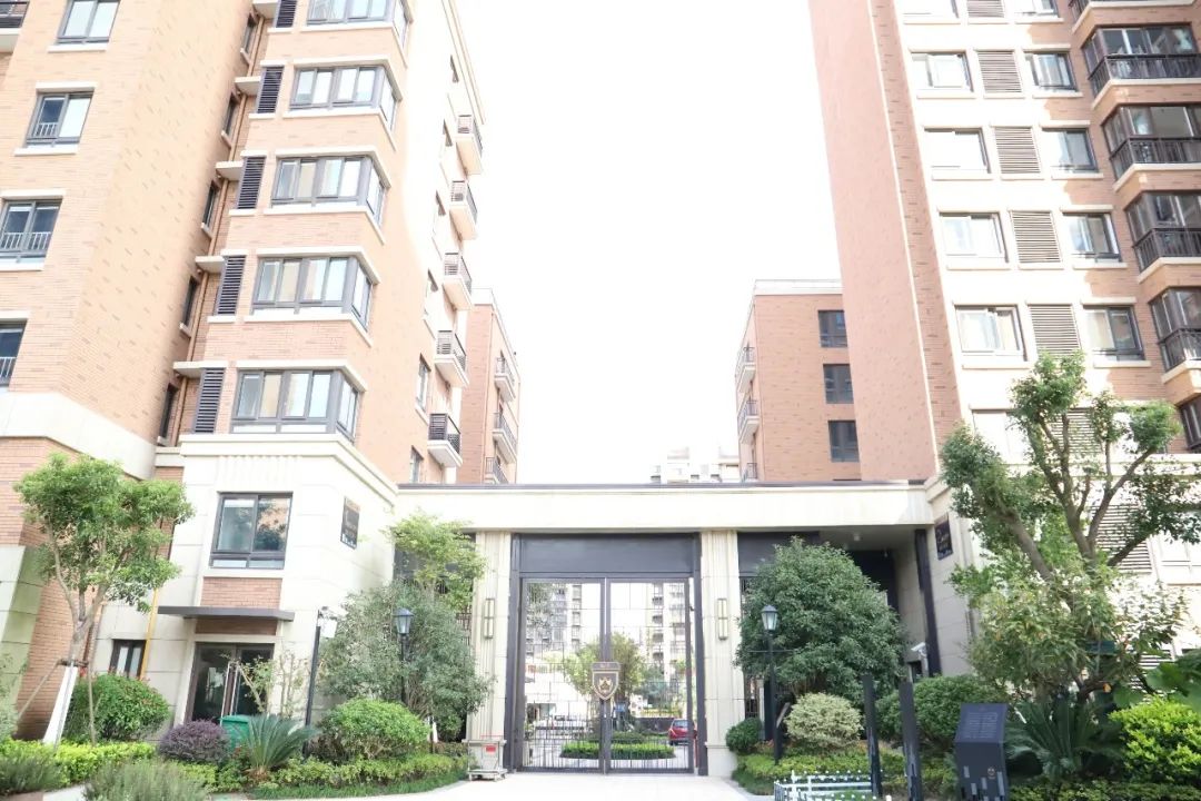 01小区实景秀景馨苑(灏景湾)秀景馨苑(灏景湾)位于上海市奉贤区金汇镇