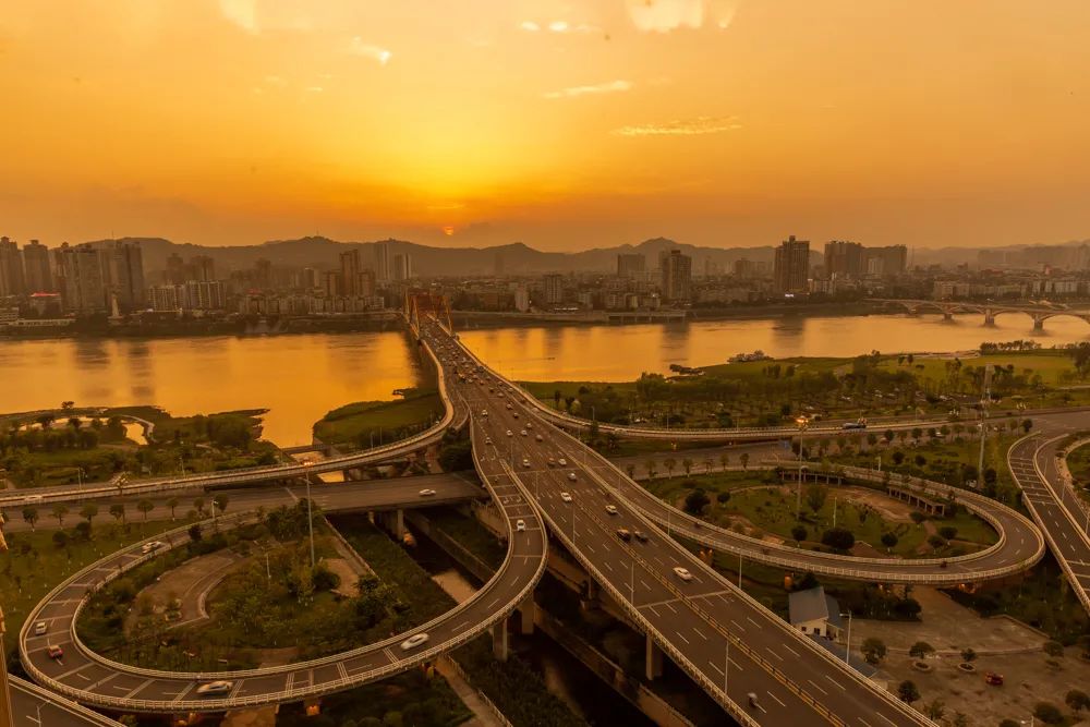 夕阳耀嘉陵江四桥 2019年7月30日,四川南充充市嘉陵江四桥在夕阳的