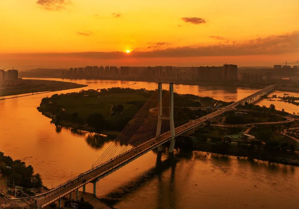 津门网何秀明:辉耀大地