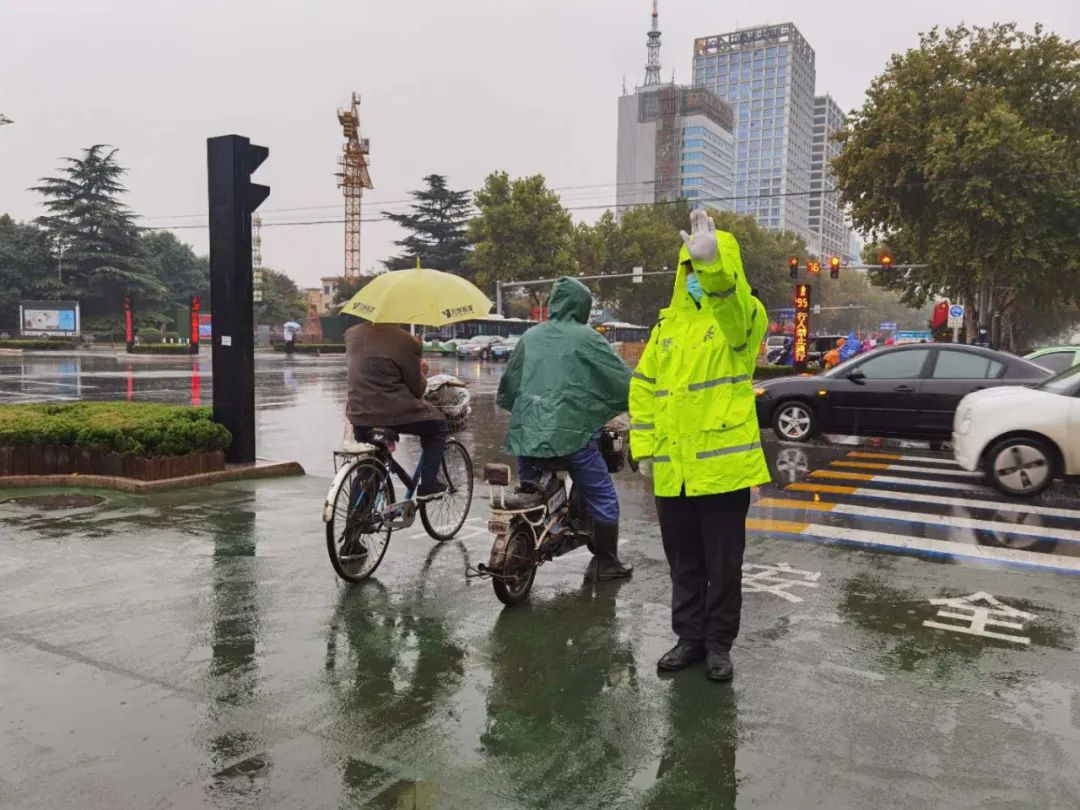 邯鄲交巡一場秋雨一場涼交巡警雨中執勤忙