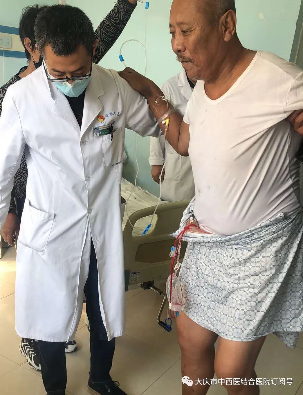 大庆市中西医结合医院成功为59岁老人进行人工髋关节置换手术