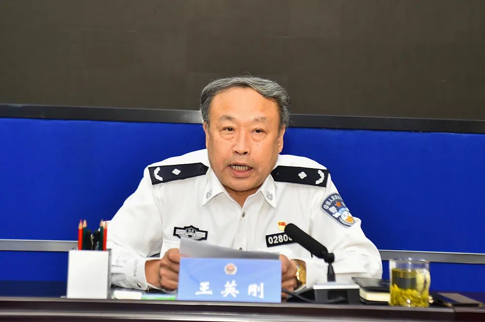 就贯彻落实好此次会议精神,王英刚强调,要政治站位再提升,依法严惩再