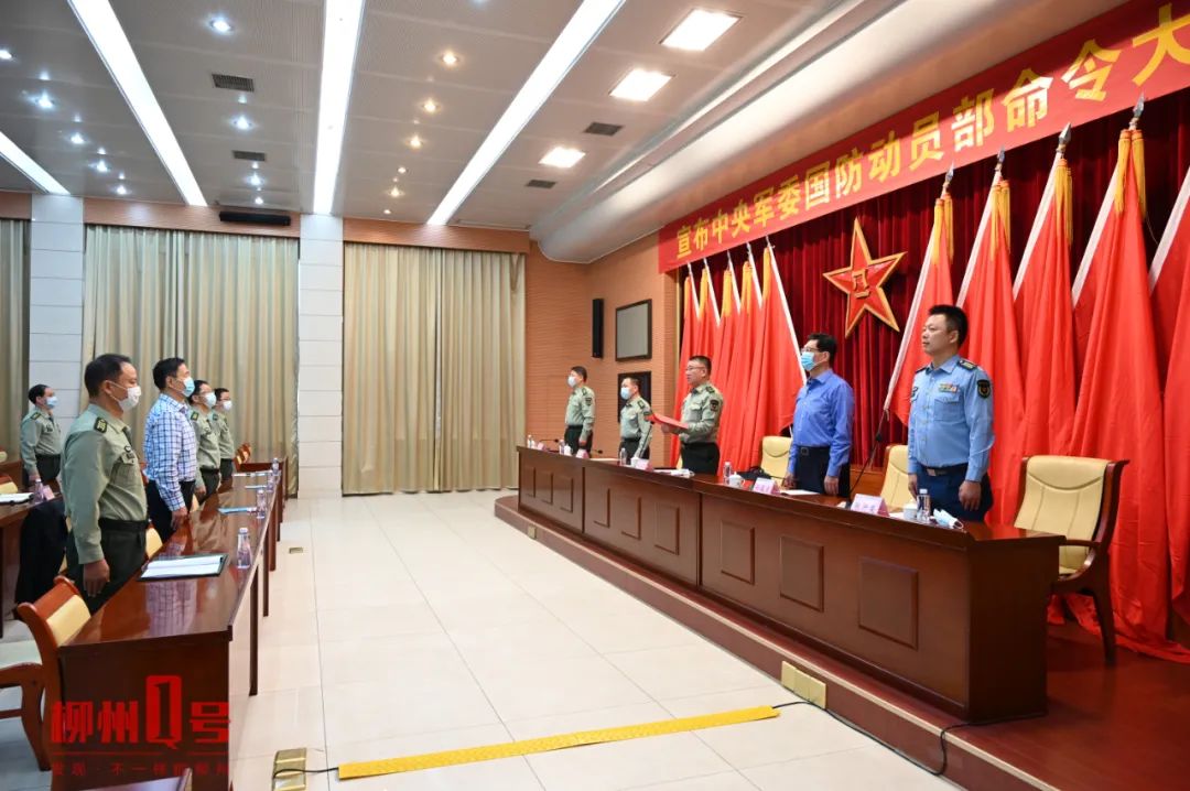 文琦转业地方工作,万坤任柳州军分区政治委员