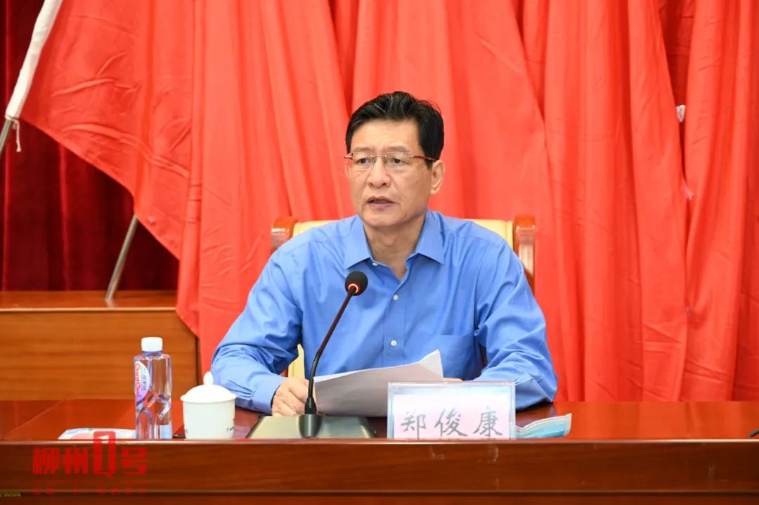 郑俊康讲话 柳州军分区司令员张开荣主持大会.