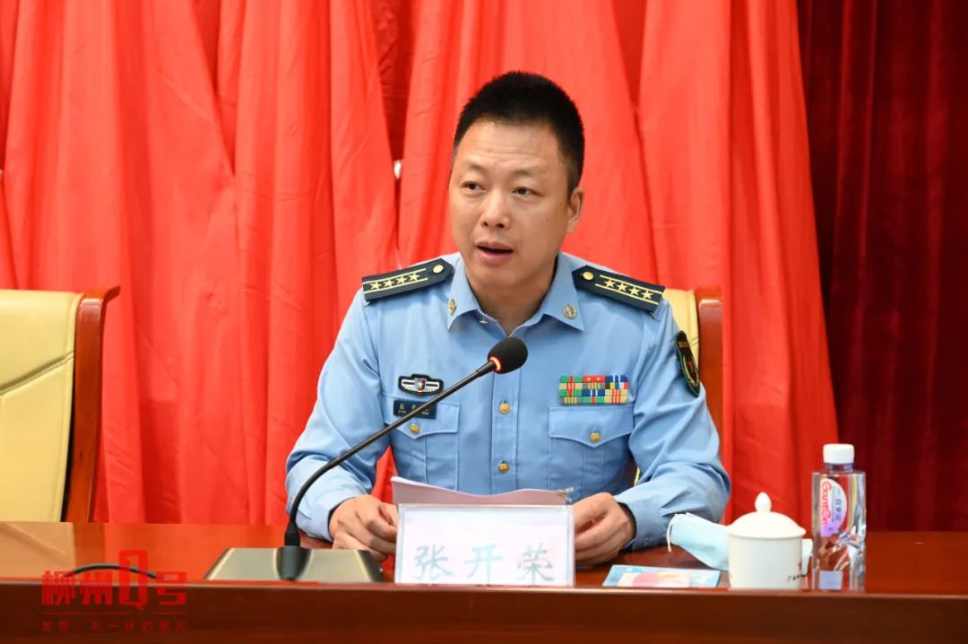 自治区党委常委,广西军区司令员何仁学少将宣读了中央军委国防动员部