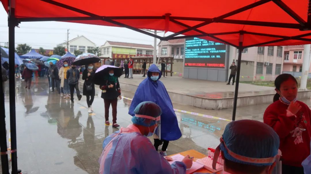 雨中清晨即墨区居民有序排队进行核酸检测