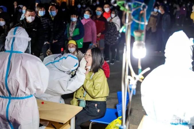 青岛600万人口核酸检测_青岛核酸检测现场图片(2)