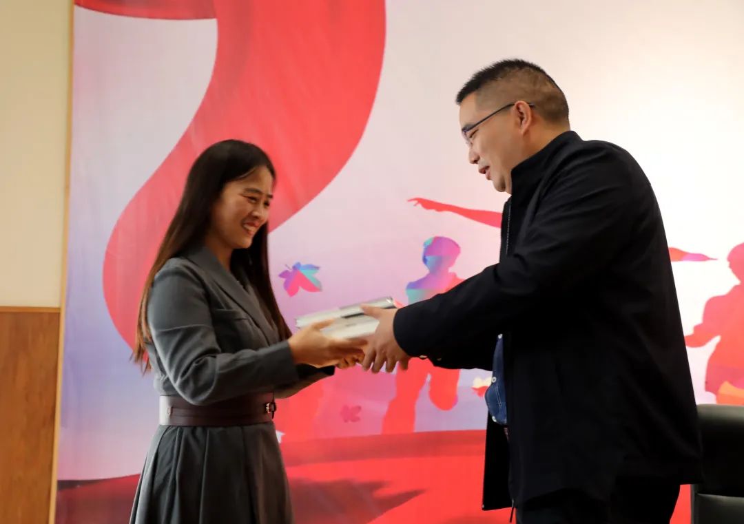 随后,李桂萍,李岩共同为"思政课大中小一体化共建基地"揭牌,江苏安全
