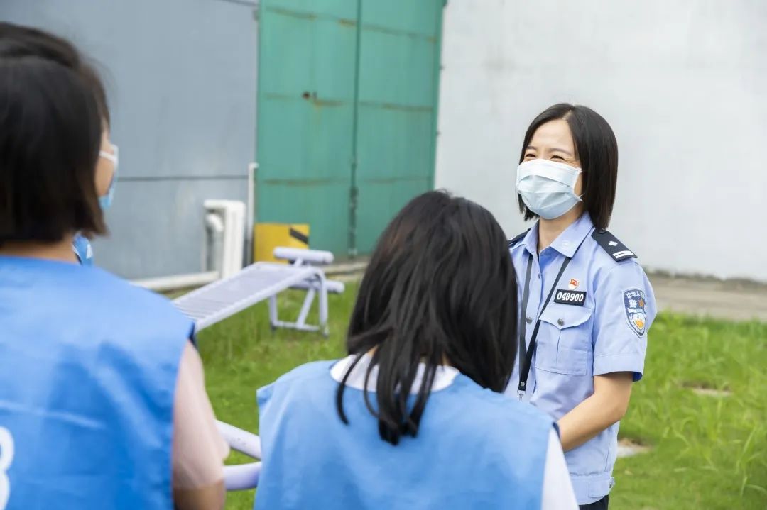 拘留所女民警收到14条裙子