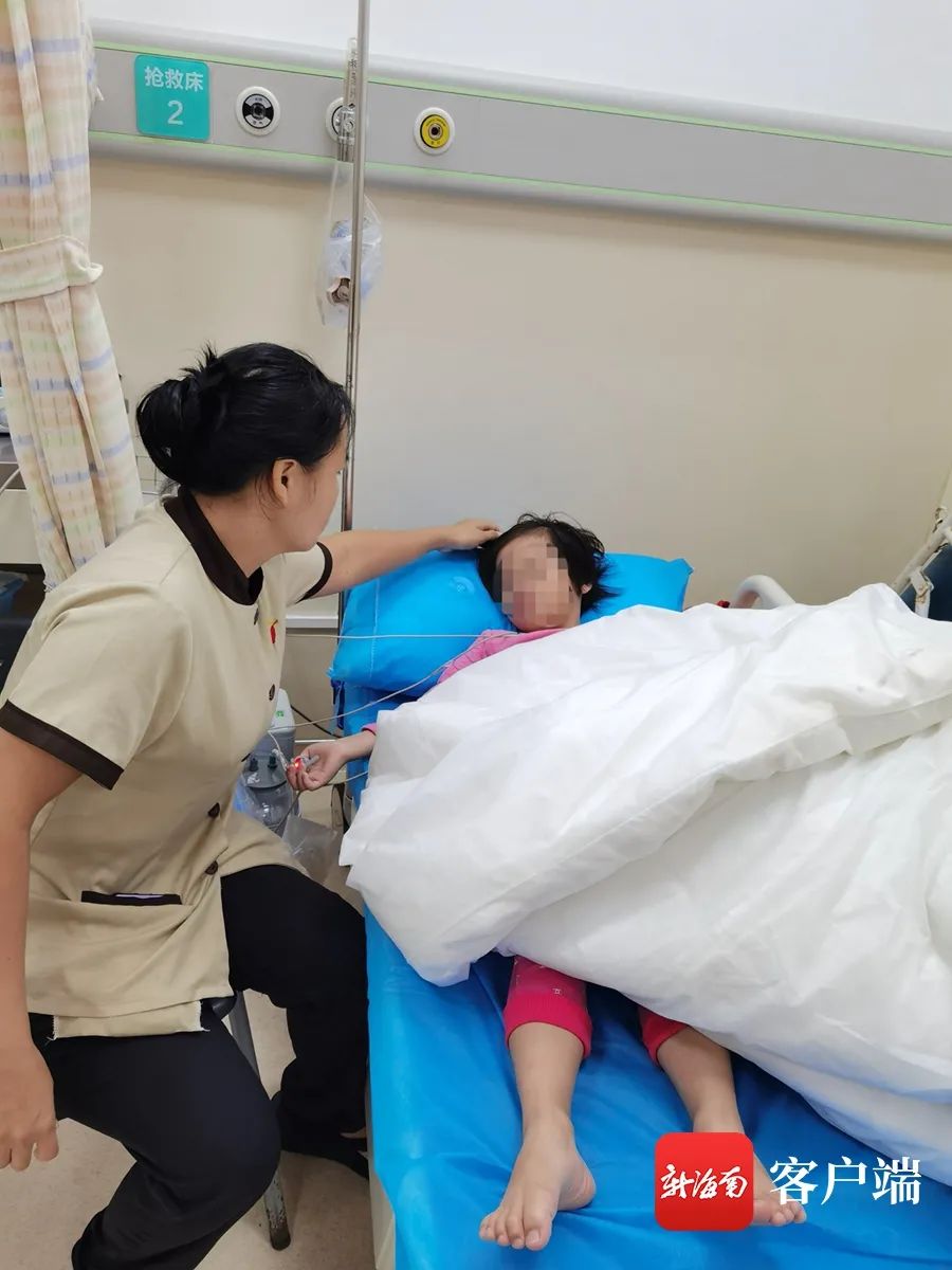 危急时刻,好心人果断出手突然触电后倒地昏迷,一名5岁小女孩走路时