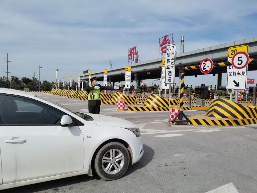 在遵循总体预案前提下,25个收费站结合具体路况,车况,人员等完善"一站