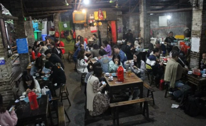 重拾“茶客”时光，重庆交通老茶馆里的慢生活