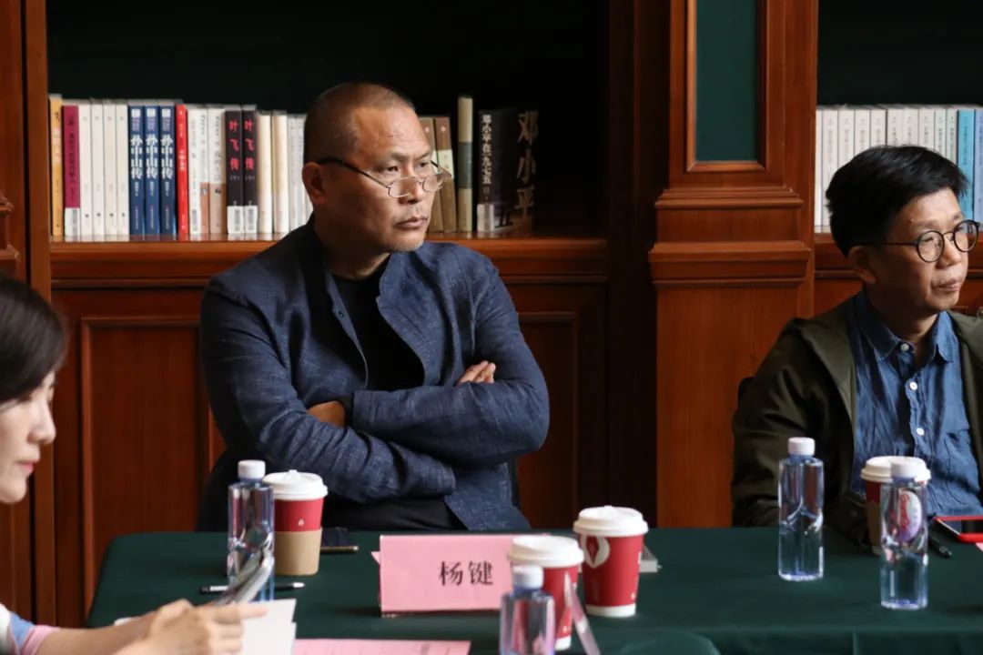 在研讨会现场,诗人杨键做了精炼陈述:"灰"是20世纪的背景,"娃"是诗人