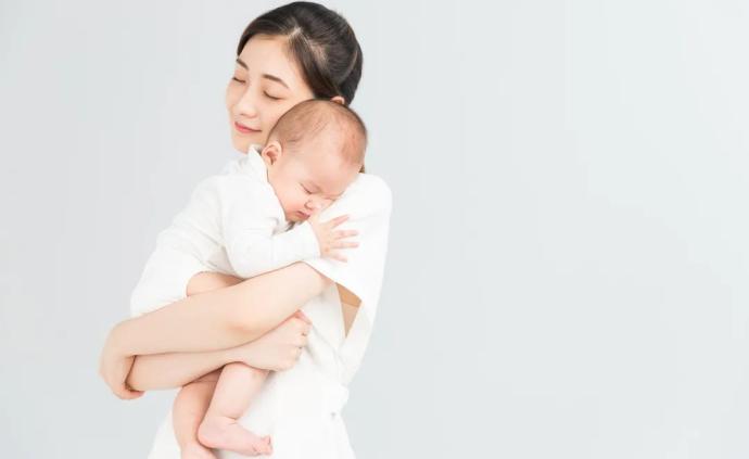 竖抱宝宝会影响脊柱发育吗？