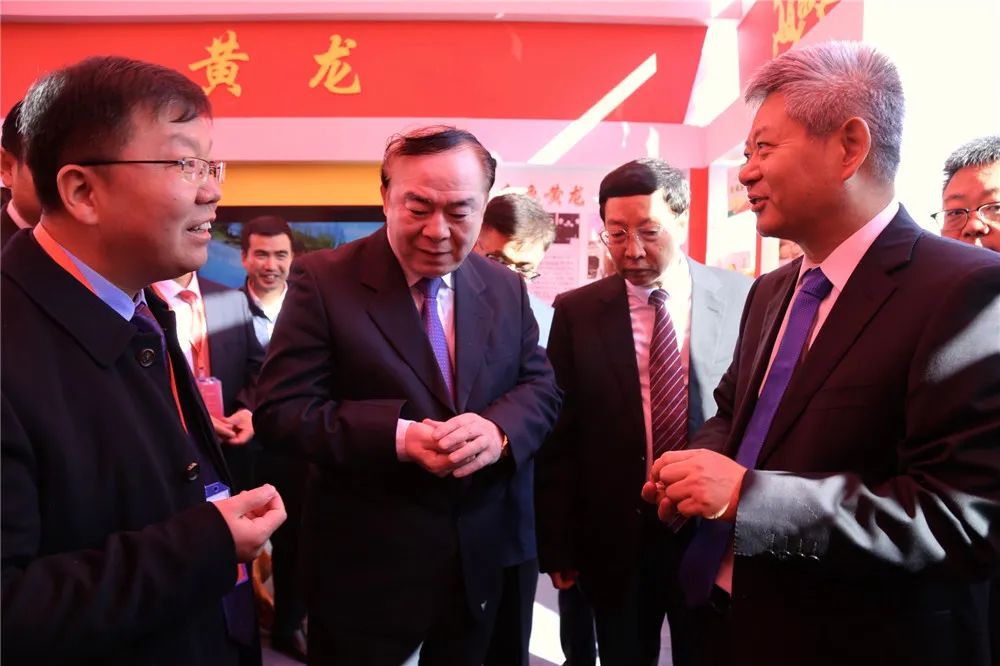 市委书记徐新荣,中央音乐学院院长俞峰,市长薛占海一行来到黄龙展位