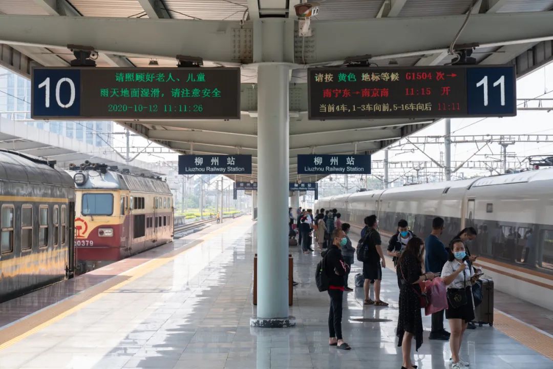 发车时间02显示当前列车的车厢位置看懂火车站里的显示屏检票进站如此