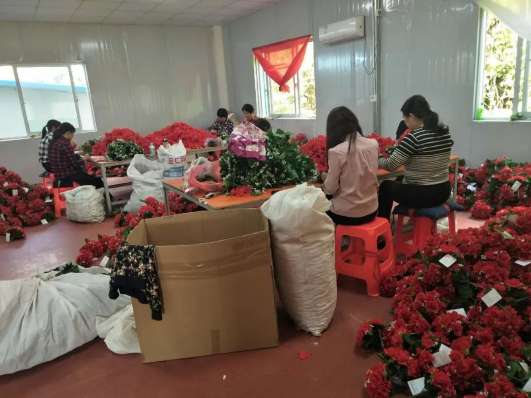 注册资金600万元,主要经营塑料花生产加工,产品是订单式生产,全部出口