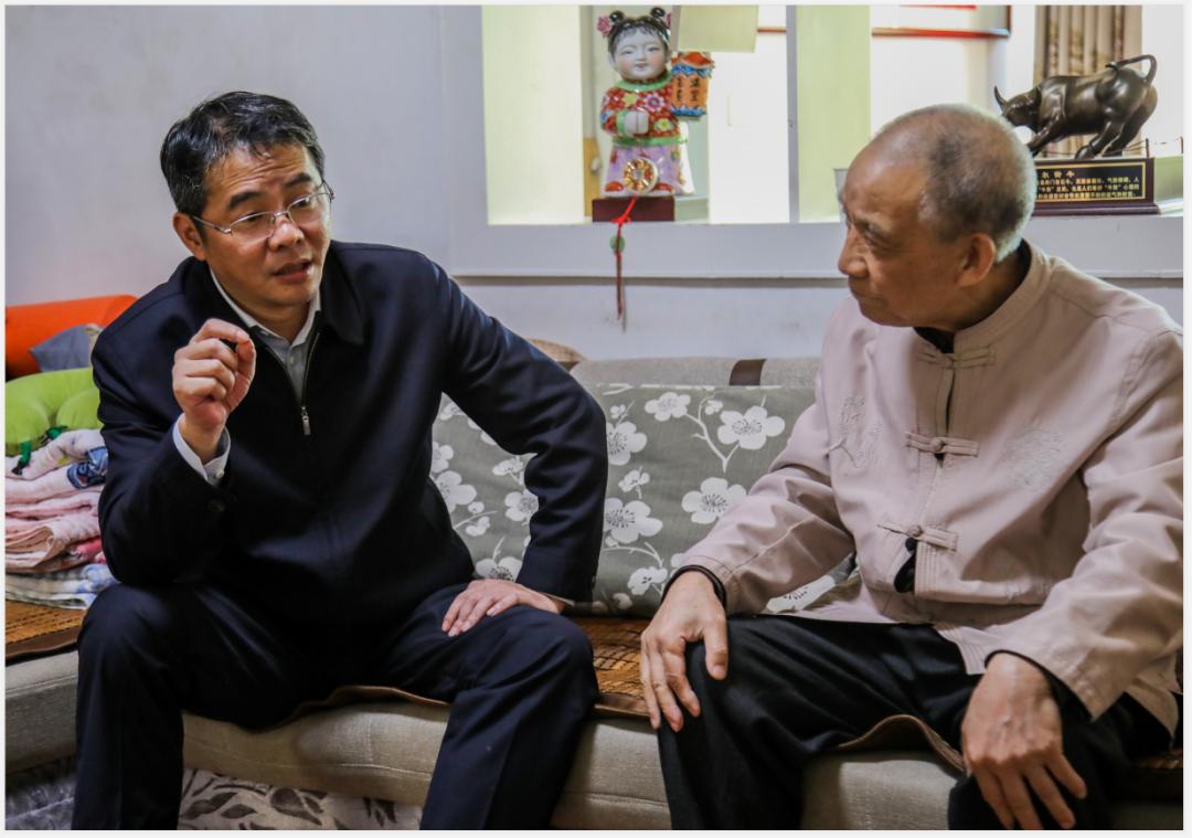 县委书记严旭辉走访看望老同志