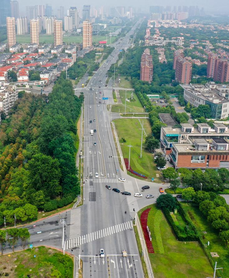 绿地大道改造工程是我市2020年重点实事工程,改造路段东起巷浦路,西至